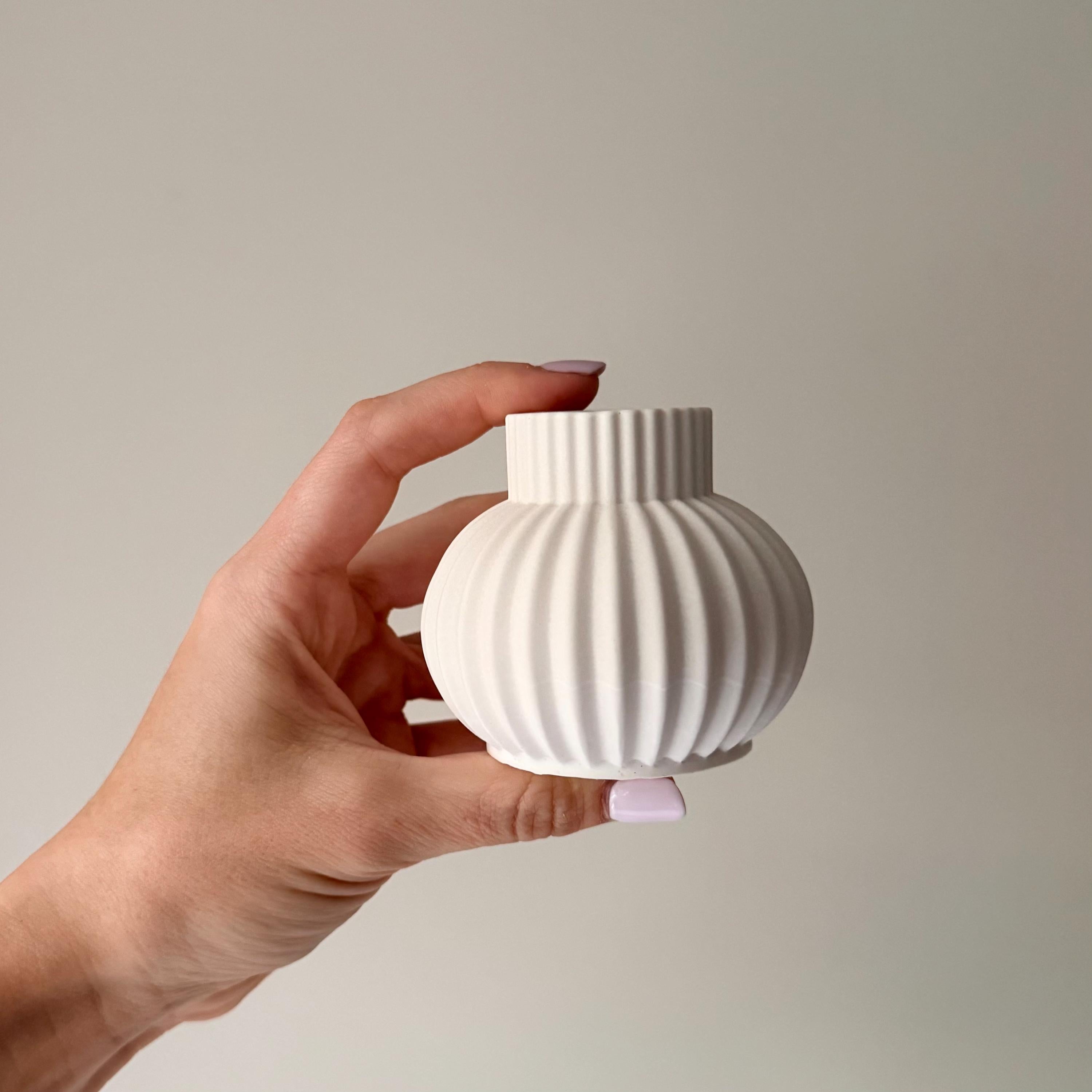 Ribbed Jesmonite Candlestick Holder: Minimalist Table Decor-1