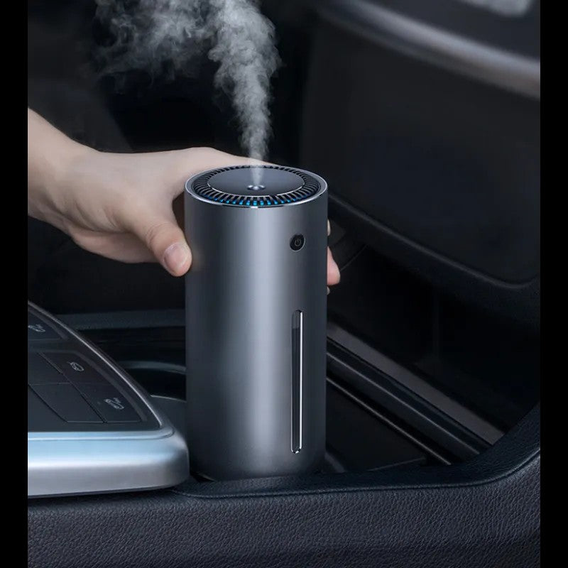 NovaPulse AutoMist samochodowy nawilżacz powietrza USB w kolorze szarym umieszczony w uchwycie na kubek w aucie