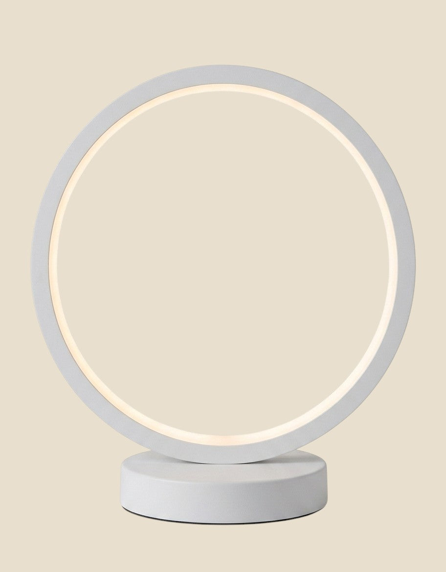 Biała lampa pierścieniowa LED NovaPulse o minimalistycznym designie, idealna jako nowoczesne oświetlenie dekoracyjne.