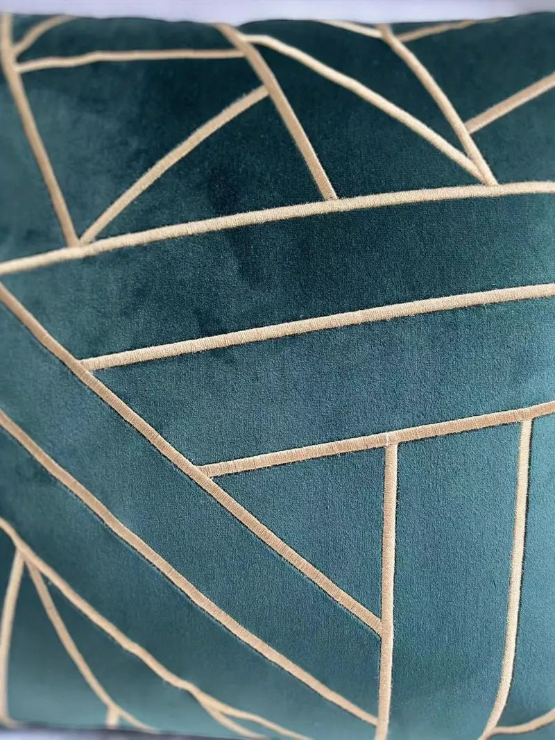 Poszewka NovaPulse z ciemnozielonego aksamitu z geometrycznym złotym haftem, 45x45 cm