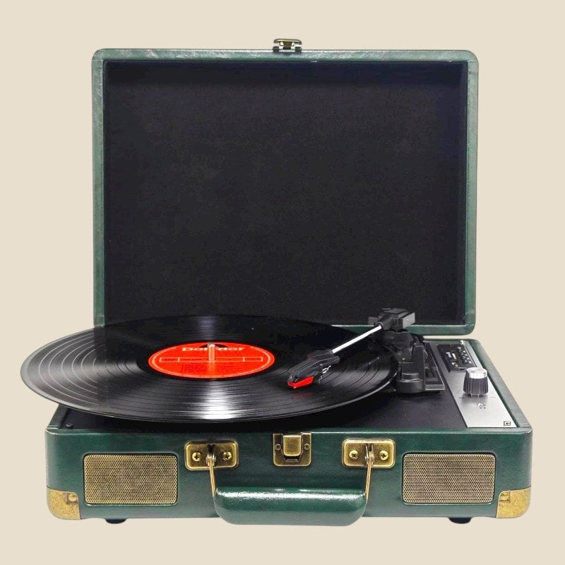 Gramofon NovaPulse w stylu vintage w kolorze ciemnozielonym z czarną płytą winylową wewnątrz walizki