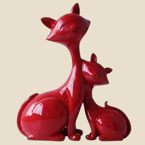 Czerwona figurka LuckyCat Nova marki NovaPulse w minimalistycznym stylu, przedstawiająca dwa koty z żywicy.