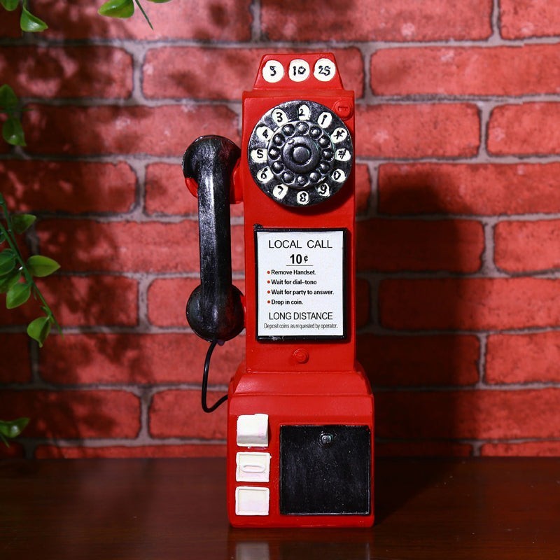 Czerwona figurka telefonu w stylu vintage marki NovaPulse wykonana z żywicy, idealna dekoracja na biurko.