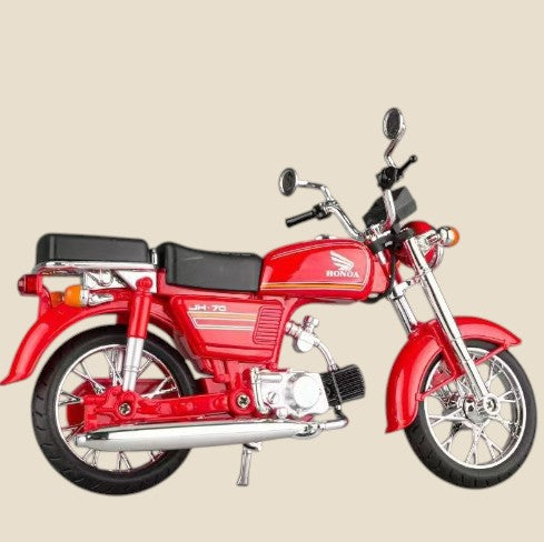 Czerwony model motocykla NovaPulse w stylu vintage wykonany z metalu, idealny jako dekoracja biurka.