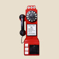 Czerwona figurka telefonu w stylu vintage marki NovaPulse wykonana z żywicy, idealna dekoracja na biurko.