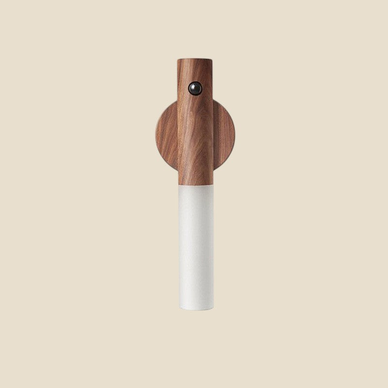Lampa z czujnikiem ruchu NovaPulse OakSense z drewna orzechowego z mlecznym kloszem LED na jasnym tle