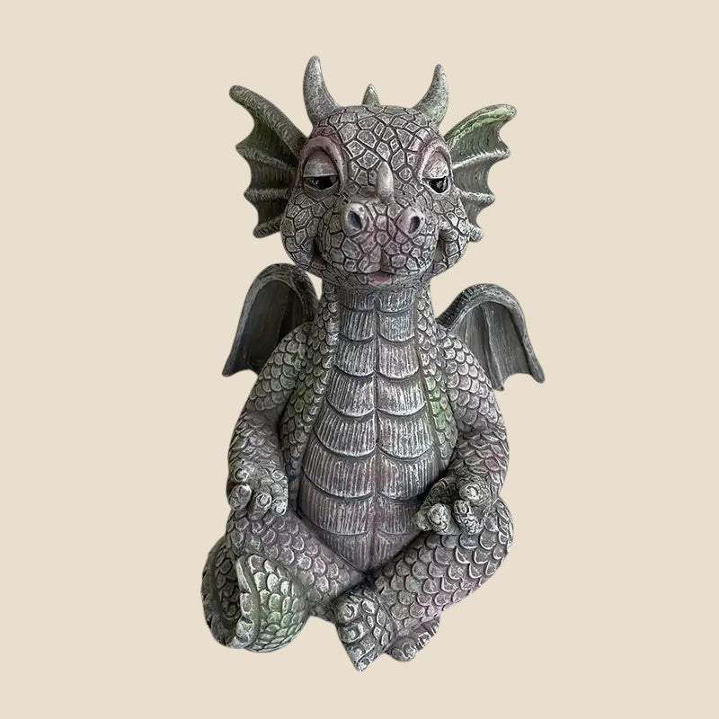 NovaPulse NovaDragon, ręcznie wykonana figurka smoka z żywicy w pozycji medytacyjnej z misternymi zdobieniami