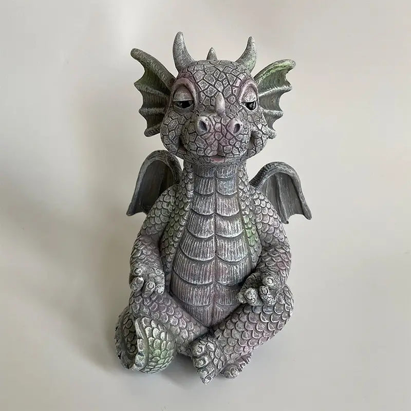 NovaPulse NovaDragon, ręcznie wykonana figurka smoka z żywicy w pozycji medytacyjnej z misternymi zdobieniami.