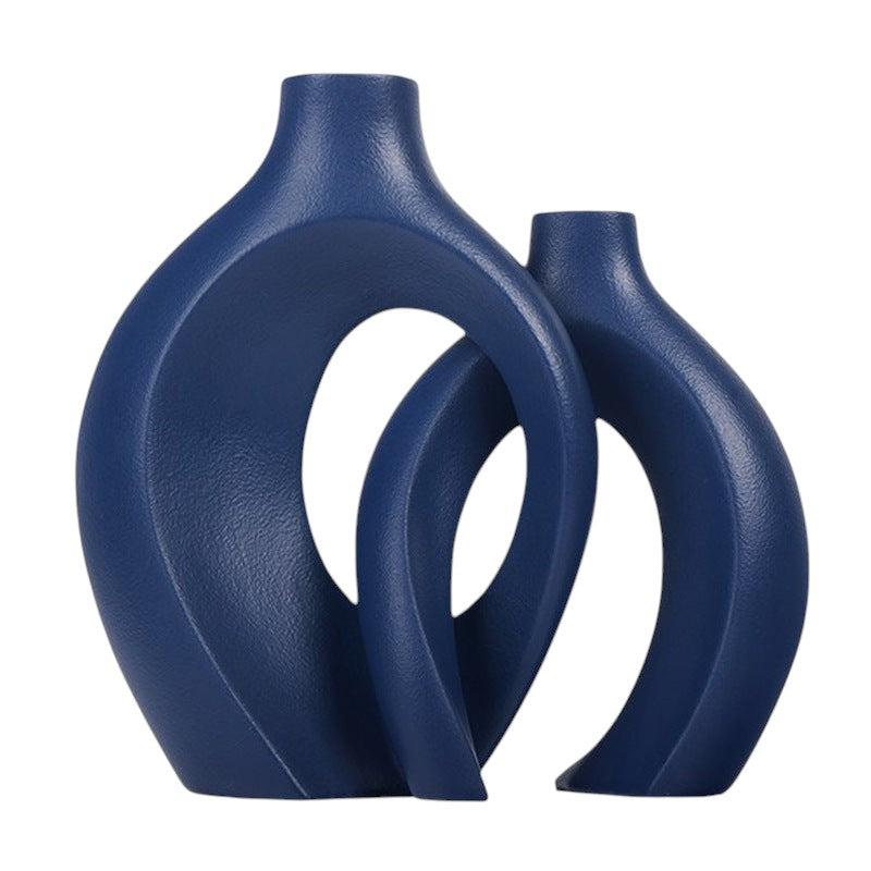 Zestaw dwóch granatowych ceramicznych wazonów NovaPulse o minimalistycznym, rzeźbiarskim kształcie w stylu europejskim.