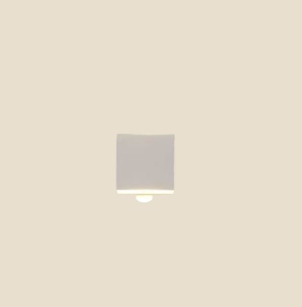 Kinkiet NovaPulse SquareArc 6W LED w kolorze matowej czerni z efektem światła góra-dół