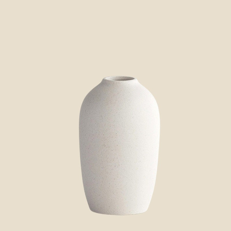 Minimalistyczny ceramiczny wazon NovaPulse w kolorze kremowym o matowej fakturze w stylu skandynawskim