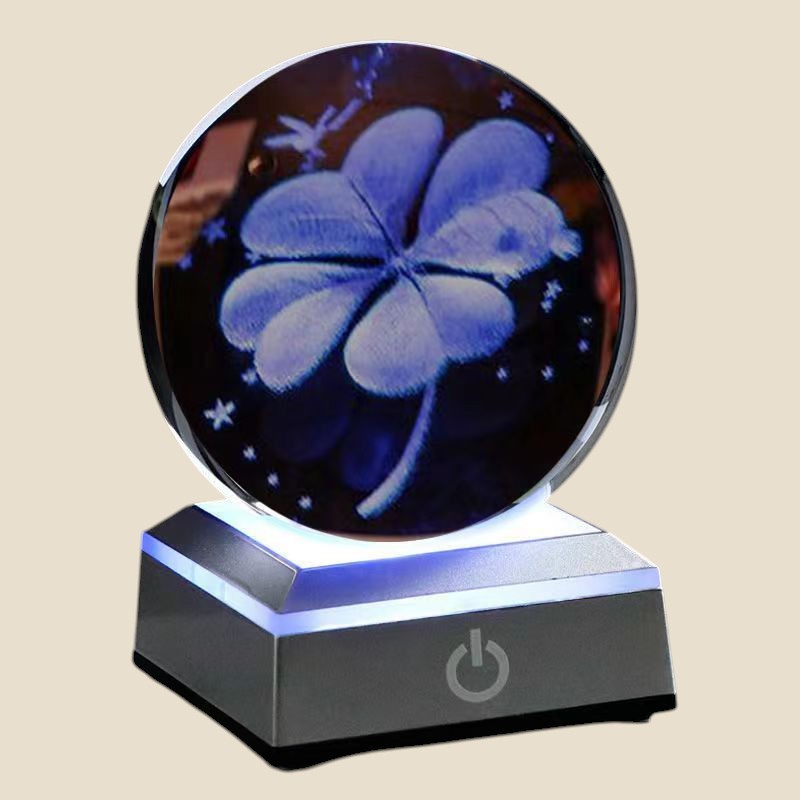 Lampa nocna NovaPulse CrystalOrb z grawerowaną czterolistną koniczyną w szklanej kuli z podświetlaną podstawą LED