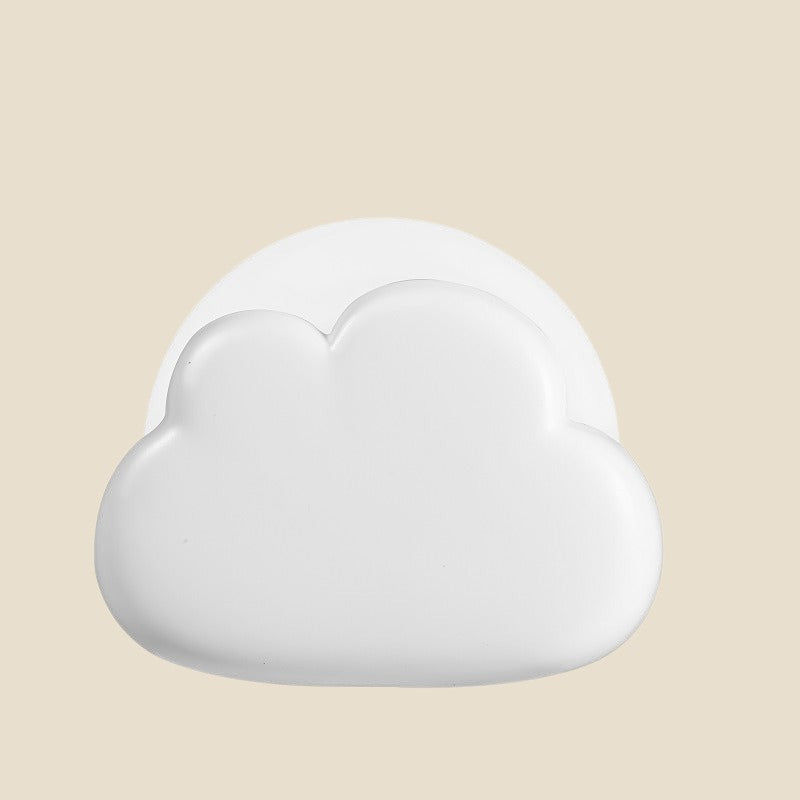 NovaPulse CloudGlow to biała lampka nocna w kształcie chmury emitująca delikatne światło na beżowym tle