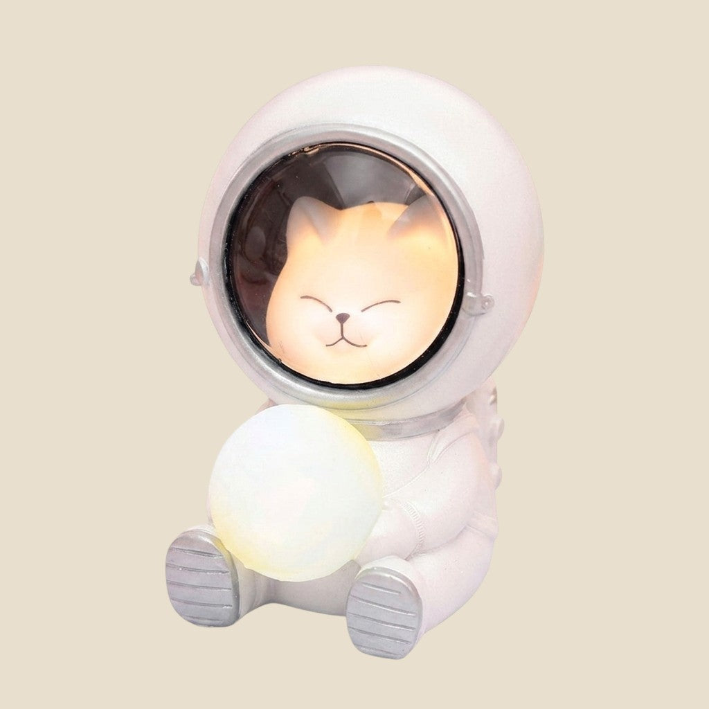 NovaPulse GuardianGlow lampka nocna z żywicy w kształcie kota astronauty trzymającego świecącą kulę