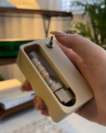 NovaPulse MagnetoGlow to beżowa lampka nocna LED o industrialnym designie z magnetycznym przełącznikiem w dłoni