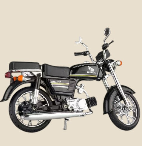 Metalowy model motocykla NovaPulse w stylu vintage, czarny z chromowanymi detalami, idealny do dekoracji wnętrz.
