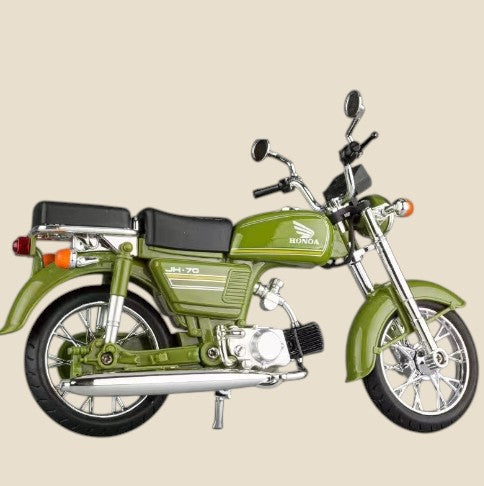 Metalowy model motocykla NovaPulse w stylu vintage w kolorze oliwkowej zieleni z chromowanymi detalami na biurko