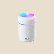 Kompaktowy nawilżacz biurkowy NovaPulse z podświetleniem LED RGB, zasilany przez USB, w kolorze białym.