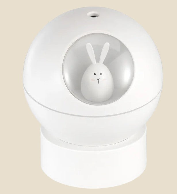 Nawilżacz powietrza NovaPulse BunnyMist w kształcie białej kuli z uroczą figurką królika wewnątrz