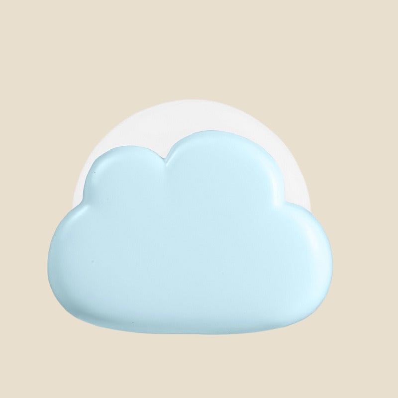 NovaPulse CloudGlow to mała, błękitna lampka nocna w kształcie chmury emitująca delikatne światło.