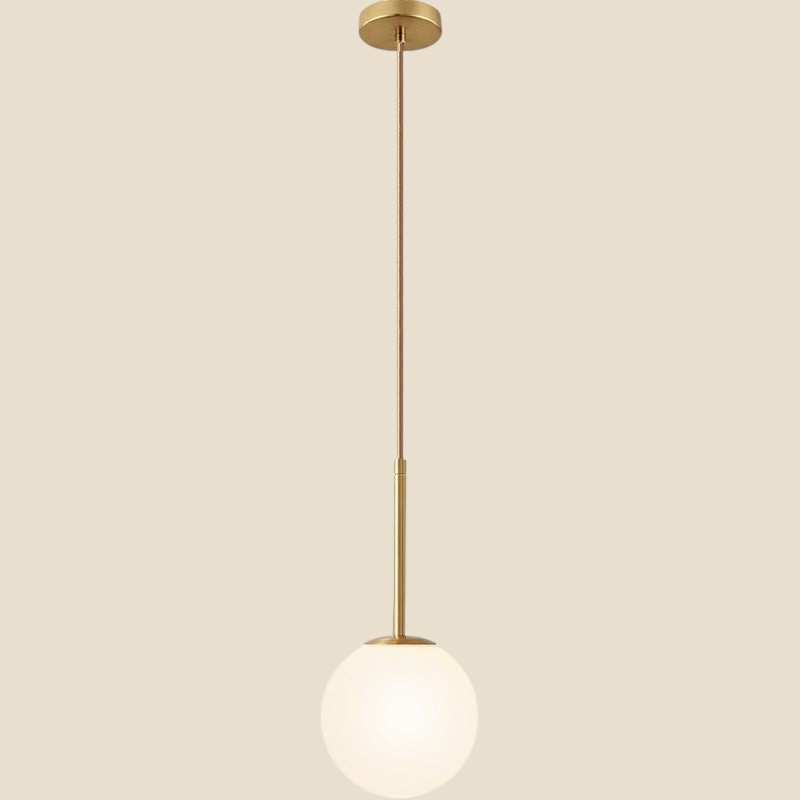 Lampa wisząca NovaPulse NordicOrb z mleczną szklaną kulą i miedzianym wykończeniem w stylu skandynawskim