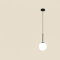 Lampa wisząca NovaPulse NordicOrb z białą szklaną kulą i czarnym wykończeniem w minimalistycznym stylu skandynawskim