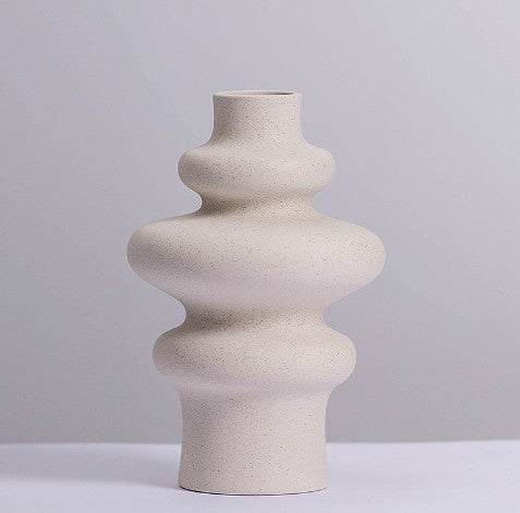 Nowoczesny wazon ceramiczny NovaPulse o rzeźbiarskim kształcie w kolorze beżowym z matowym wykończeniem