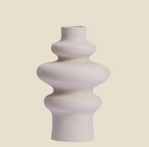 Nowoczesny wazon ceramiczny NovaPulse o rzeźbiarskim kształcie w kolorze beżowym z matowym wykończeniem