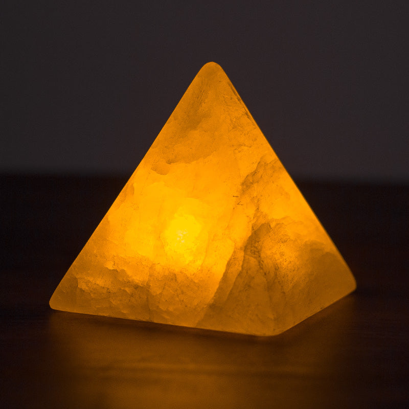 Lampa stołowa NovaPulse OreGlow w kształcie piramidy z naturalnej rudy emitująca ciepłe światło LED