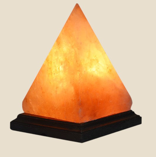 Lampa solna NovaPulse w kształcie piramidy z naturalnego kryształu soli himalajskiej emitująca ciepłe bursztynowe światło