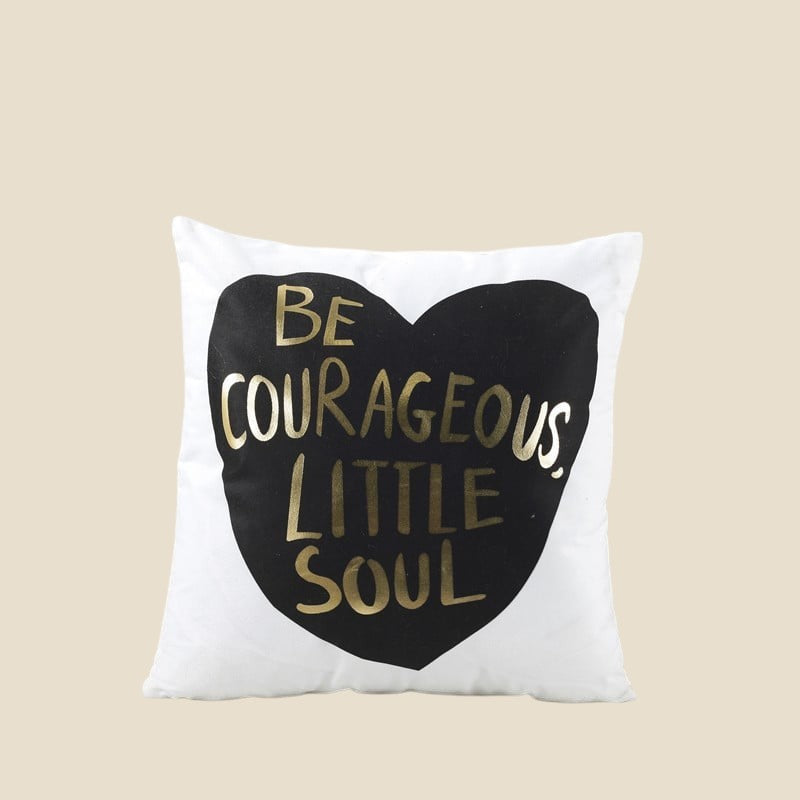 Poszewka NovaPulse z nadrukiem czarnego serca i złotym napisem Be Courageous Little Soul na białym tle