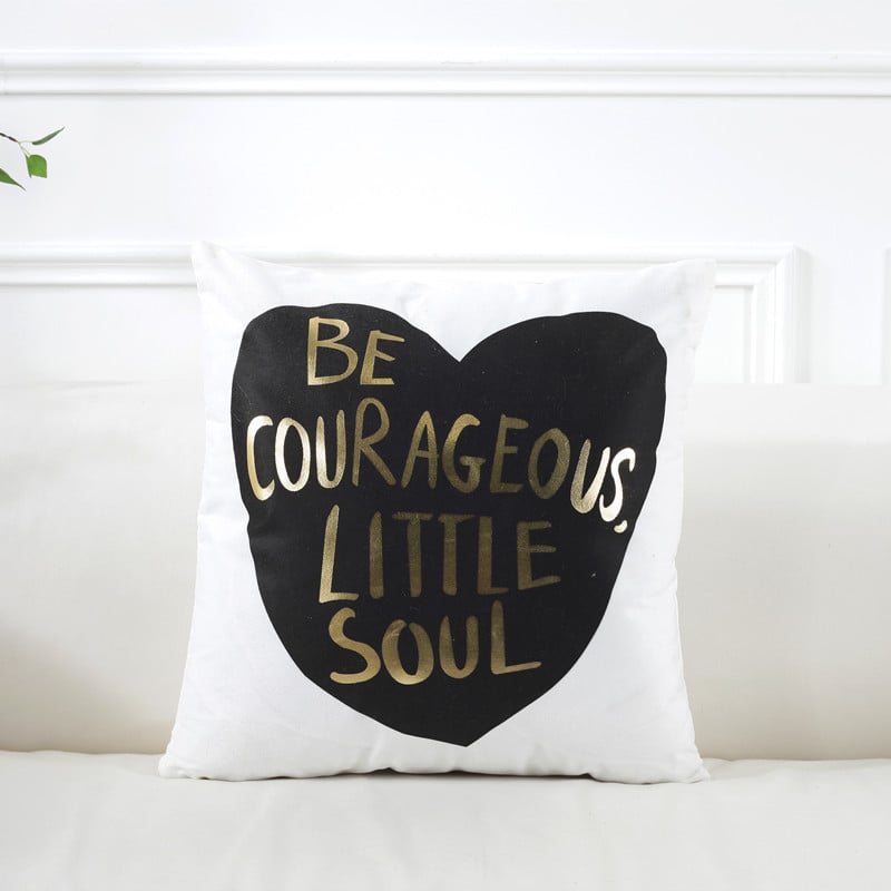 Poszewka NovaPulse z nadrukiem czarnego serca i złotym napisem Be Courageous Little Soul na białym tle