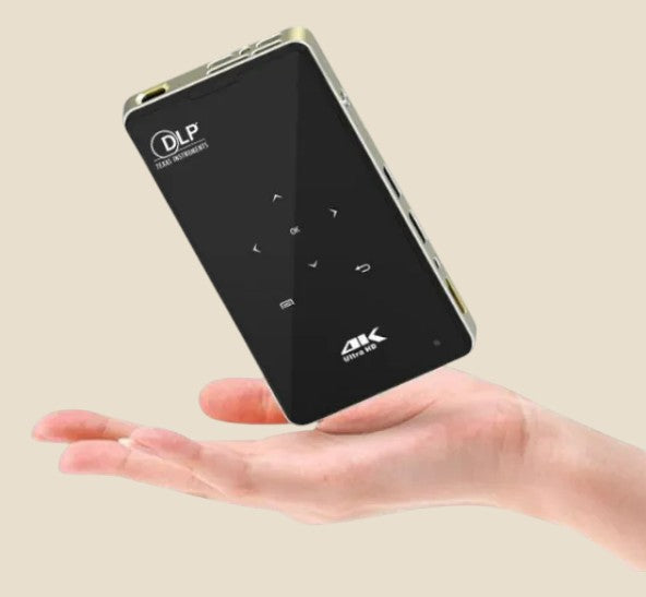 Kompaktowy projektor NovaPulse Air z systemem Android, trzymany na dłoni, z widocznym panelem dotykowym i logo DLP.