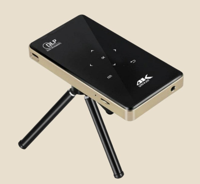 Przenośny projektor NovaPulse Air z systemem Android, czarno-złota obudowa na małym trójnogu, technologia DLP 4K