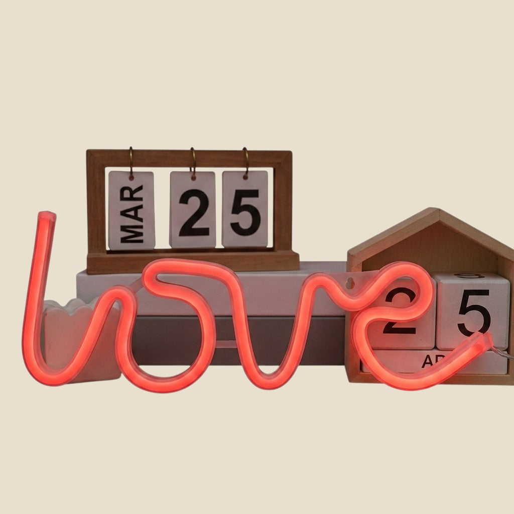 Różowy neon LED z napisem Love marki NovaPulse, idealny jako romantyczna dekoracja sypialni lub prezent walentynkowy.