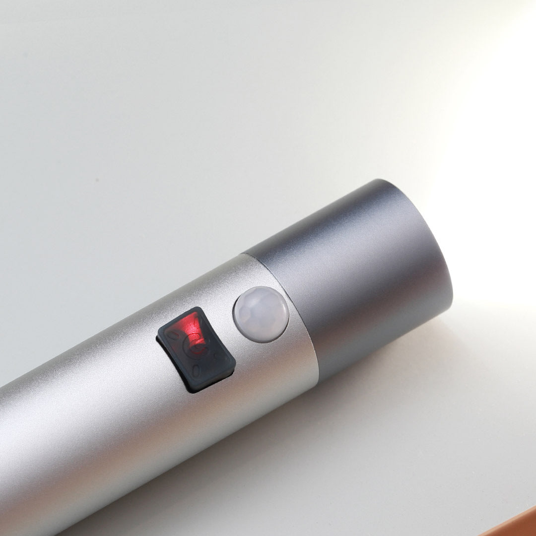 Wielofunkcyjna latarka NovaPulse Xiaomi z czujnikiem ruchu i srebrną obudową włączona w trybie światła nocnego