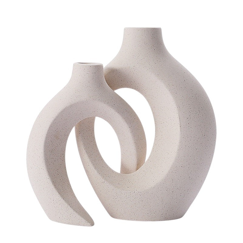 Zestaw dwóch minimalistycznych ceramicznych wazonów NovaPulse w kolorze beżowym o nowoczesnym, rzeźbiarskim kształcie
