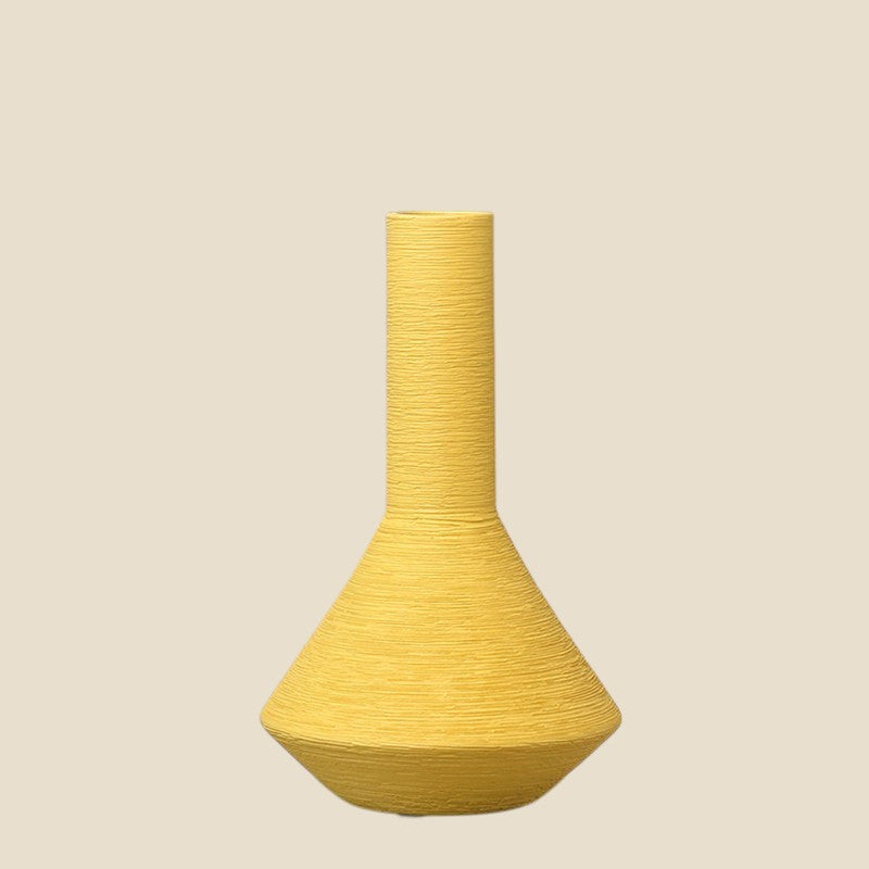 Żółty ceramiczny wazon NovaPulse w stylu nordyckim o minimalistycznym kształcie i teksturze